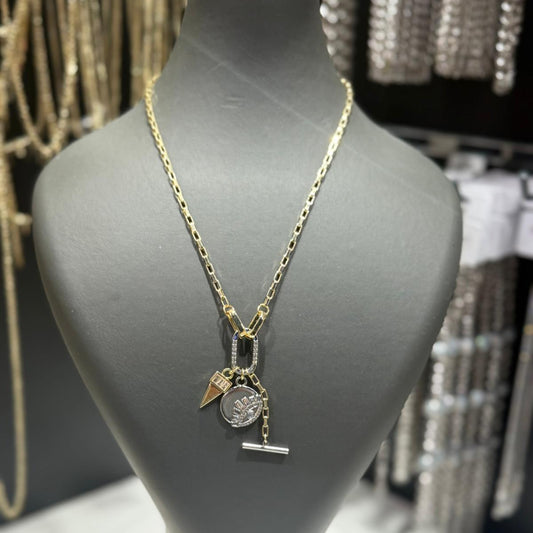 Marka Gold Ataç Zincirli Silver Charm Detaylı Kolye