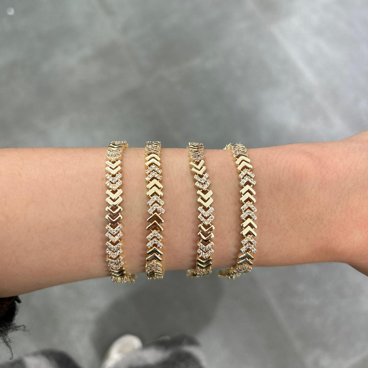 Xuping V Model Bileklik