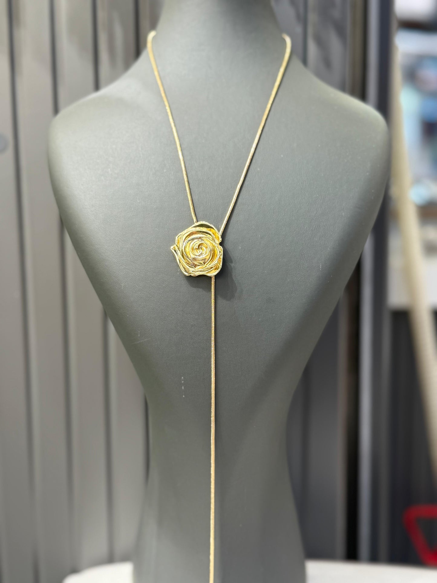 Gold Asansörlü Gül Kolye