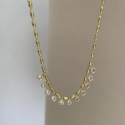 Zarif Işıltı Taş Kolye