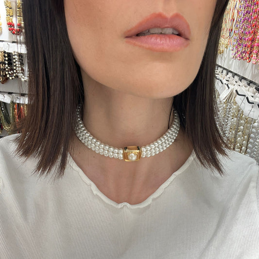 Plaka Detaylı Üç Sıra İnci Choker Kolye