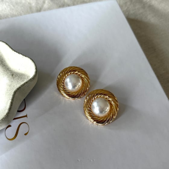 Gold Burgu Çerçeveli İnci Vintage Küpe